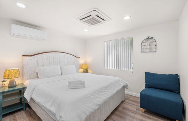 Charming Escape With Stylish Decor & Outdoor Space - Foto 11