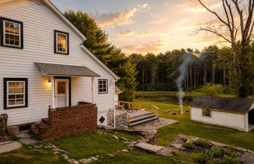 Hot Tub, 2 Fire Pits, Pond, Tonal & Pet-Friendly - Photo 1