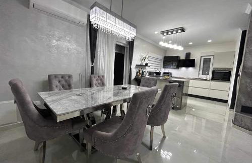 Villa VERONICA with CINEMA PROJECTOR by the HEATED POOL and JACUZZI - Foto 31