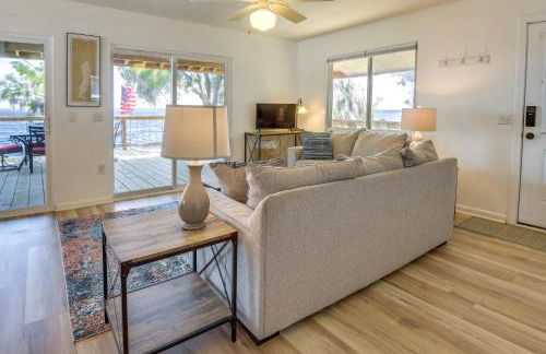 Renovated Crescent Lake Escape with Waterfront Deck! - Foto 4