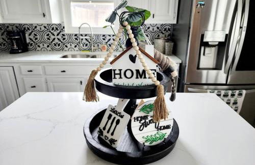 Newly remodeled 5BR 3BA w/pool 16 ppl - Photo 65