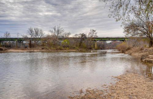 Walk to Beach Historical Fredericksburg Home - Foto 24