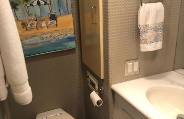 Luxury Afloat Yacht Paradise 3 bedrooms 3bath 5 beds with full Marina view - Foto 7