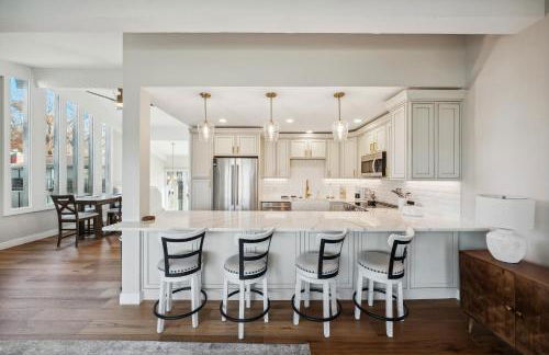 Elegant 4-Season Lake Geneva Condo with Fireplace! - Foto 9