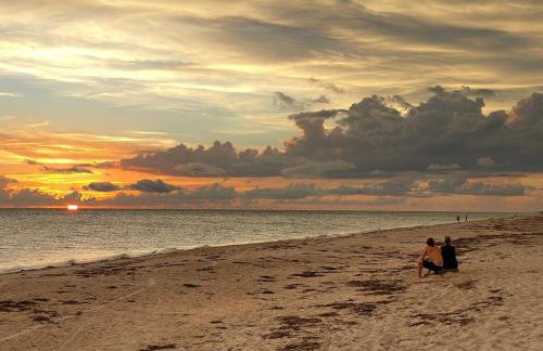 Remote Island Retreat with Private Ferry, Pool, Beach - Foto 46