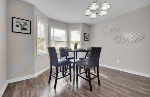 Plush Two Bedroom Retreat. A Home Away From Home! - Foto 12