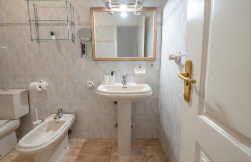 3BR Chalet Valley Moon-Seaviews, Terrace & Parking - Foto 27