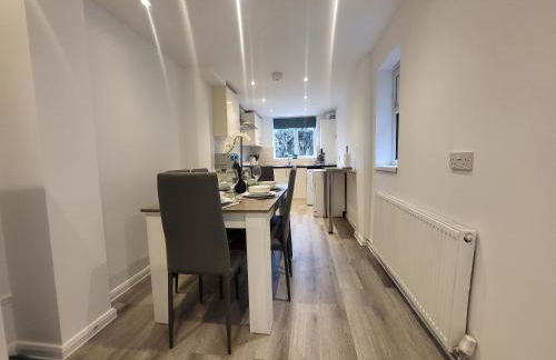 Central 5BR Retreat - Walk to Tube, Explore London - Photo 32