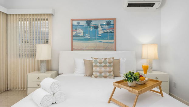 3BR 3BA Pool Downtown Short Walk to Beach - Foto 5, Habitación