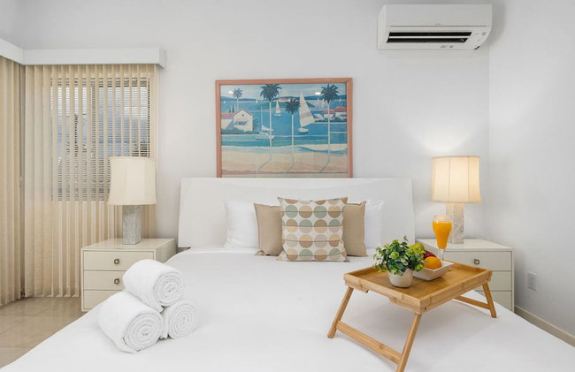 3BR 3BA Pool Downtown Short Walk to Beach - Foto 5