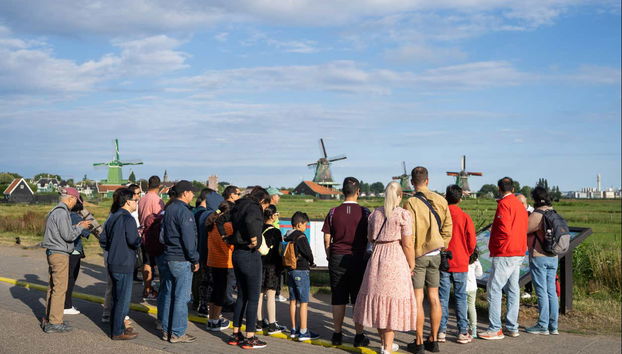 Excursión exprés a Volendam, Marken, Edam y Zaanse Schans - Foto 4, Durante el tour por Zaanse Schans contemplando los molinos