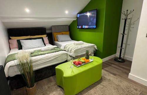 Southgate Luxury Apartments-Jaquzzi Bath-Private Parking- suitable for contractors - Foto 2