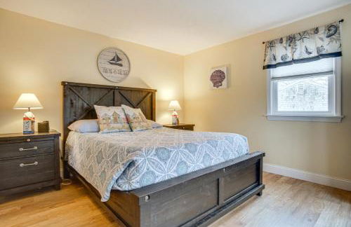 Backyard Chilling Cape Cod Home Steps to Beach - Foto 10