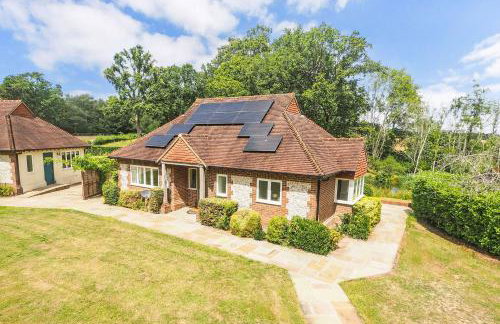 Woodland Cottage by inspirestays-com - Photo 3