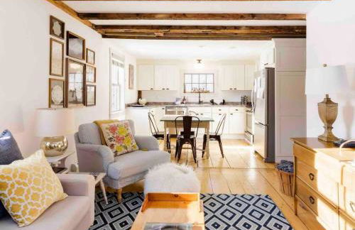 Entire Enchanting, Light-Filled 1830 Farmhouse - Foto 39