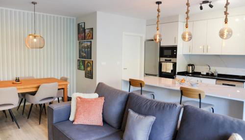 New 3 Bedroom Luxury Family Apartment - Airco, King Size Beds, Fully equipped kitchen, Balcony, Washingmachine, 2 bathrooms, Free parking, Fast Internet, 142m2 - Photo 4