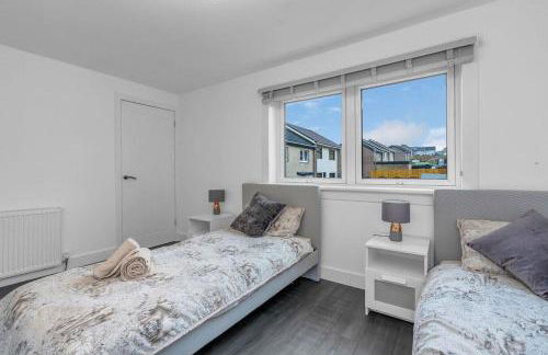 West Lothian 5 Beds + car space - Photo 8