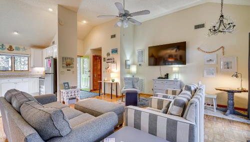 1 Mi to Beach Access Southern Shores Gem with Deck - Foto 1