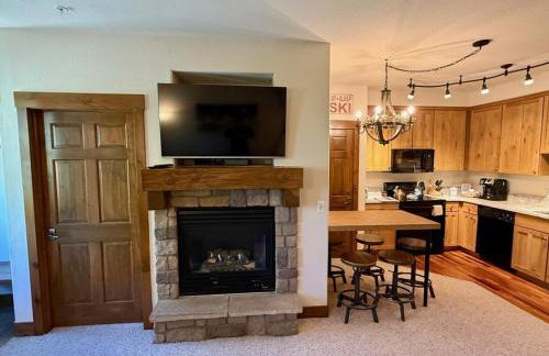 2 BR Basecamp Bliss at Kicking Horse Near Ski Hill - Foto 5