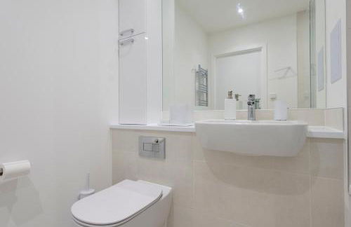 Penthouse with O2 Arena View, Free Parking & Portable AC - Foto 39