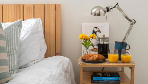 Charming 2 Bedroom Apartment in a Converted Chapel - Free Parking, Smart TV, Fast WiFi and Self-Check-In by Yoko Property - Foto 4