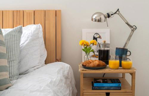 Charming 2 Bedroom Apartment in a Converted Chapel - Free Parking, Smart TV, Fast WiFi and Self-Check-In by Yoko Property - Foto 4