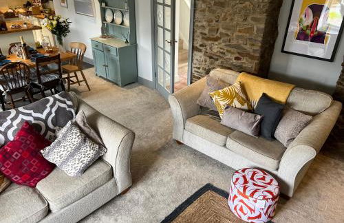 Spacious 4 Bedroom Farmhouse - Photo 17