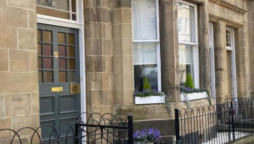 Lovely main door 2 bed apartment - Foto 2