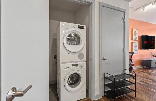 Beautiful Apt in Downtown W/ Pool | Parking - Foto 46