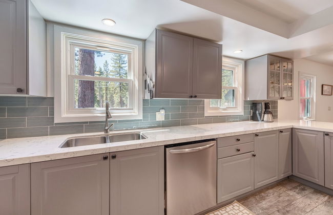 Cozy Cabin Private Hot-Tub Walk to Lake by Sierra Getaways - Foto 8