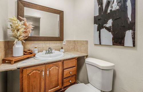 Movie Night 4BR Home with Projector Games & BBQ - Foto 44