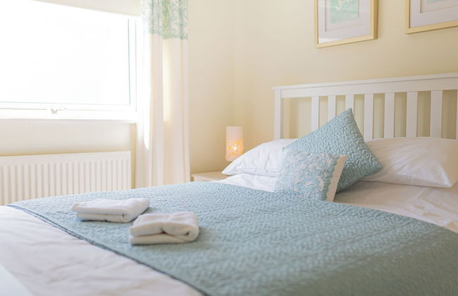 Central 2 Bed House w/ Garden and Free Parking! - Photo 1