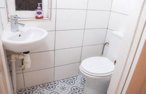 Beautiful 2 Bedroom house with big Garden & Parking fast wifi, and king size bed - Foto 25