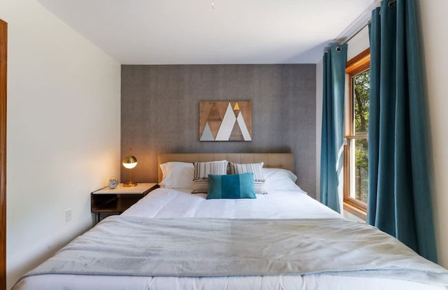 Charming Poconos Retreat With hot tub Fireplace - Foto 19