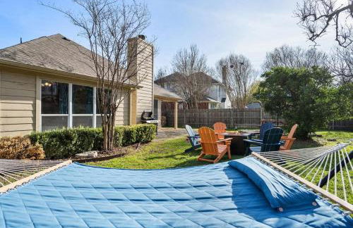 NEW! Stylish Home Arcade & Fireplace Sleeps 10 - Foto 33