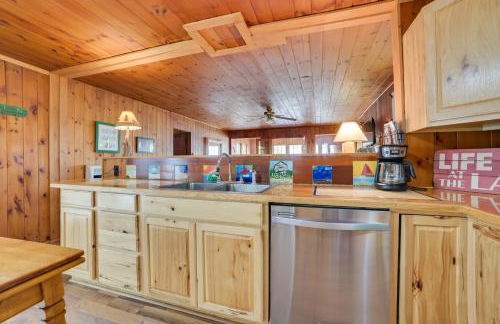 Steps to Lake Cedarville Cabin 12 with Shared Perks - Foto 7