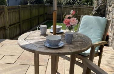 The Stables - Detached Cottage with Private Garden & Hot Tub - Foto 6