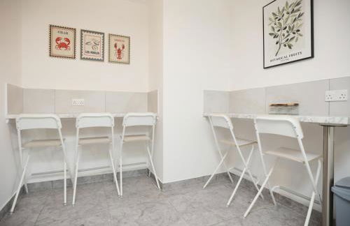 Gloucester Rd By N And N Stays, Newly Refurbed 6 Bed all ensuite house by N And N Stays Ltd, Perfect for contractors and Corporate stays, Close to YTL Arena Site, Pvt Parking for Vans and and work vehicles, Wifi - Foto 49