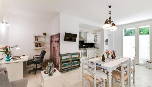 Campus House - Photo 2