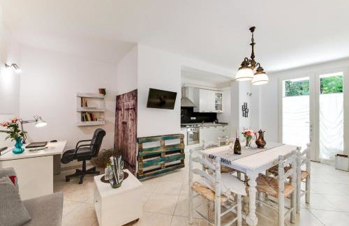 Campus House - Photo 2