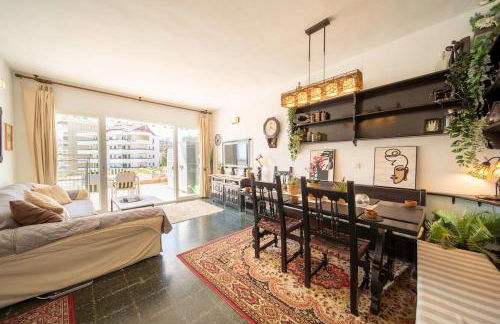 Sun-Drenched, Sea-View Apartment with Giant Patio! - Photo 2