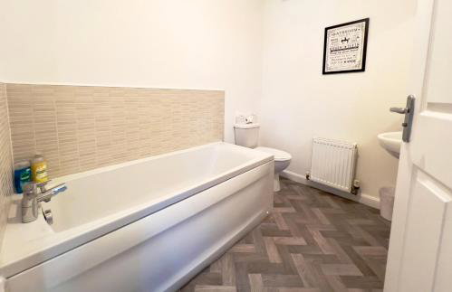 Stylish City Apartment with Free Parking near Town - Foto 19