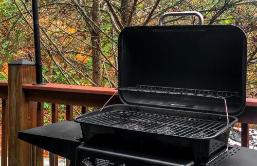 Amazing Creek View Cabin w/ Hot Tub, Firepit & Pool Table - Foto 11