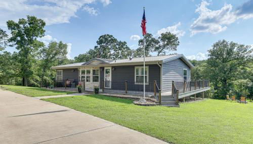 Outdoor Kitchen and Hot Tub Table Rock Lake House - Photo 3