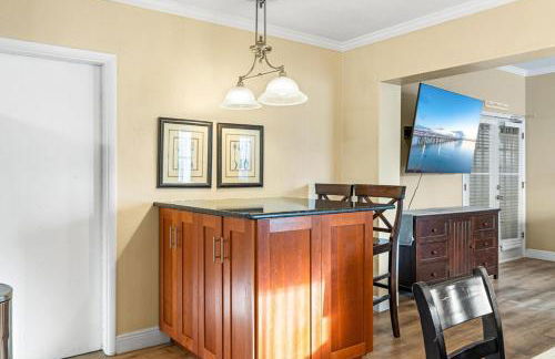 SAND CASTLE-Fun For Big Groups-Walk to Beach, Heated Pool, Lanai - Foto 10