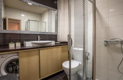 White Crystal Beachfront Apartment - Photo 13