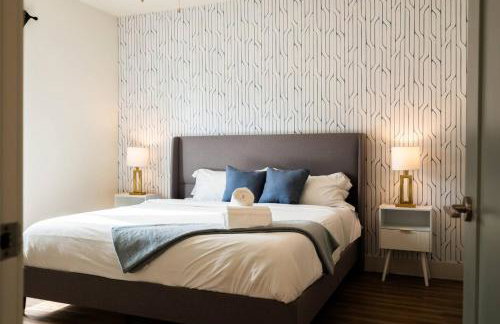 Exclusive 1BR Luxe Haven in Ideal Spot - Photo 12