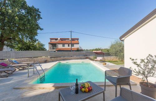 Malerische Villa mit Privatpool, mediterranem Garten, Outdoor-Kueche, Waschmaschine, Trockner - Photo 2