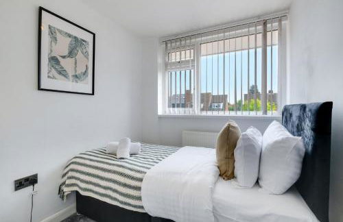 Elegant 5 Bed Home with Garden & Parking - Slough - Foto 45