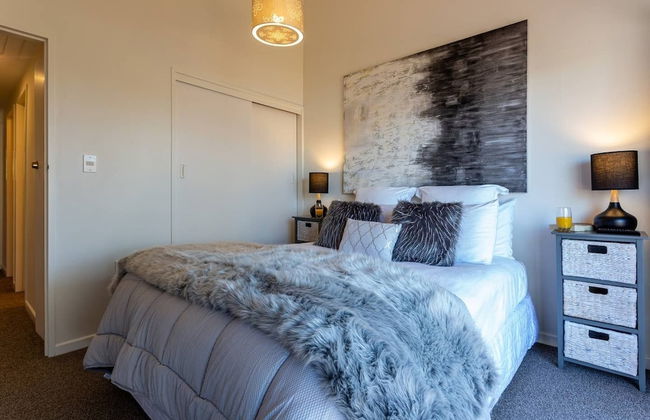 Amazing Lake View Spacious Townhouse with Parking - Photo 5